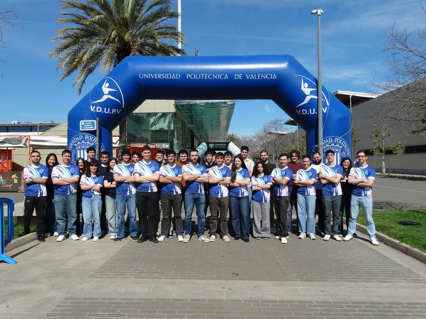 El equipo TARS delante del arco de la Universitat Politècnica de València